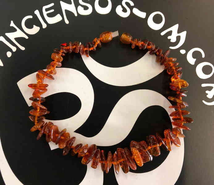Collar ámbar oscuro